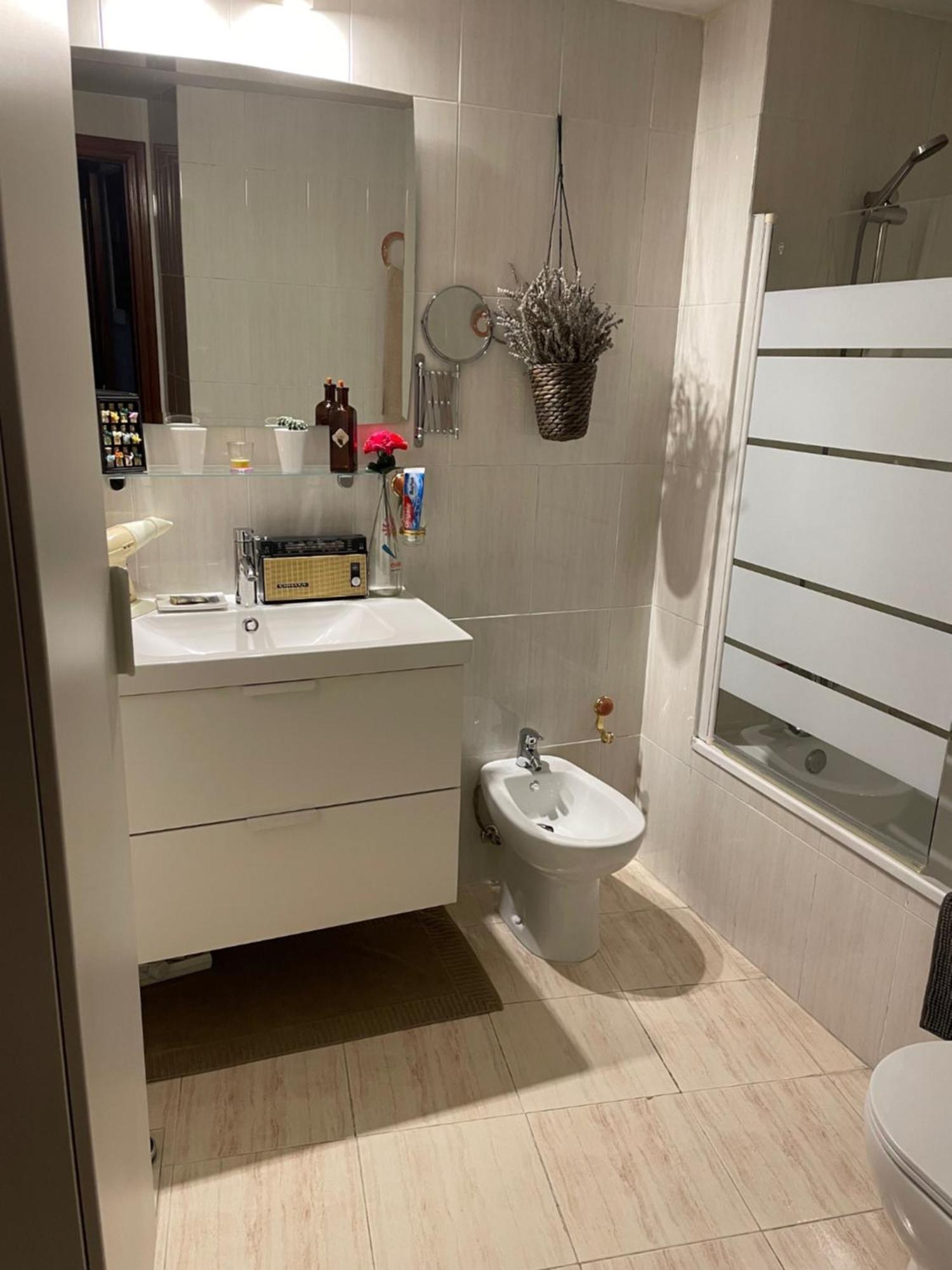 Chica En Vivienda Compartida Con Anfitrion Hombre Apartment *